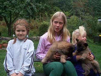 Tina, Marita and Kamilla with G-litter